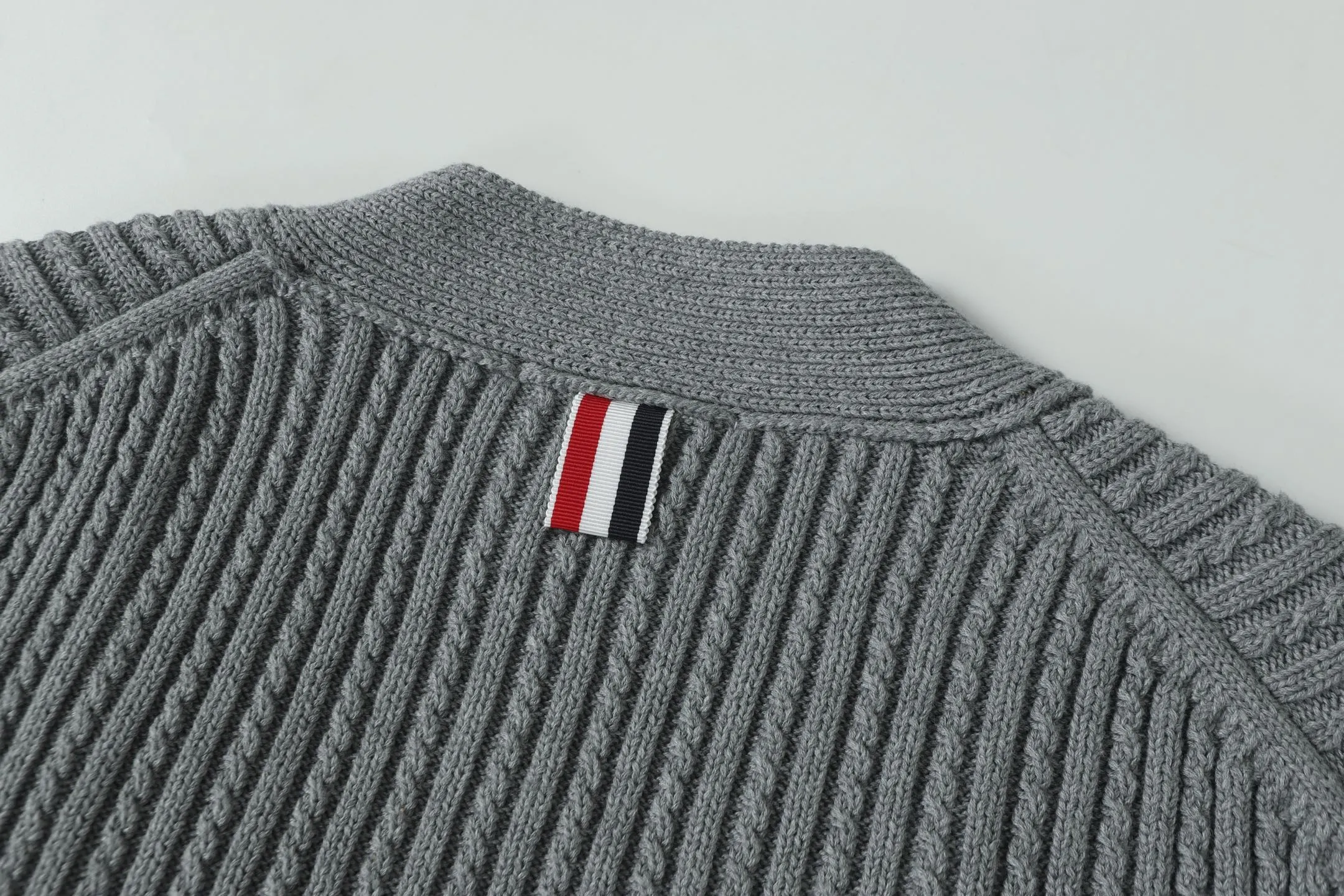 THOM BROWNE · V ：Gray Cream White Size：S M L Thom Browne 1965 ， 1997 。 Giorgio Armani ， Club Monaco ， 。Browne ， 、 。 ， 。 Thom Browne Classic ， 、 Classic。